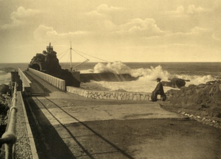 Biarritz - Au Rocher de la Vierge par gros remps, c1930.