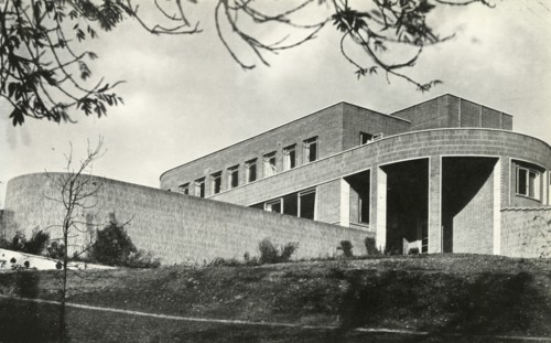 The Contemporary Idiom Brick House at Hampstead, London', 1941.