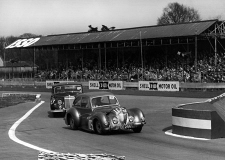 Healey Elliott of E.B. Wadsworth, Armstrong Siddeley of T.Sopwith, Goodwood 1954 . Creator: Unknown.