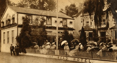 'Life By The Thames in Early Edwardian Days', 1902, (1933).  Creator: Unknown.