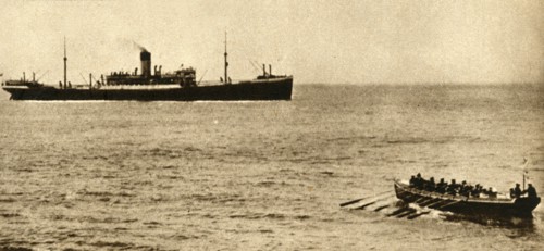 Royal navy cutter about to examine a ship's papers, First World War, 1914-1918, (1933). Creator: Unknown.
