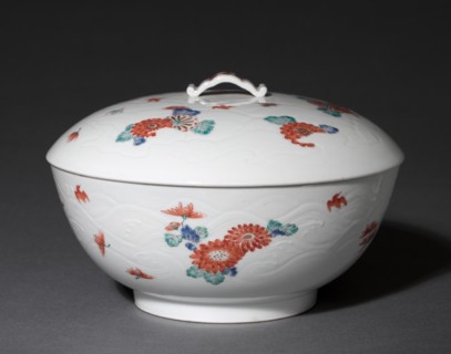 Covered Bowl with Chrysanthemums and Chidori: Kakiemon Ware, early 18th century. Creator: Unknown.