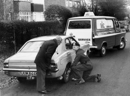 R.A.C. breakdown assistance to 1973 Ford Cortina. Creator: Unknown.
