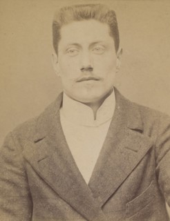 Ortiz. Léon. 25 ans, né à Paris. Commis d'architecte. Anarchiste. Voyage ordinairement en bicyclette. , 1894.