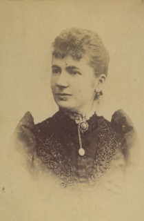 Pelgrom. Elise (femme Schouppe). Deux photographies, dont une légendée: Reprod. faite 22/2/93., 1893.