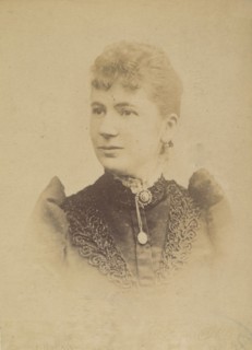 Pelgrom. Elise (femme Schouppe). Deux photographies, dont une légendée: Reprod. faite 22/2/93., 1893.