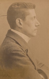 Ortiz. Léon. 25 ans, né à Paris. Commis d'architecte. Anarchiste. Voyage ordinairement en bicyclette., 1894.