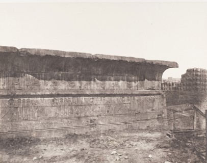 Esneh (Latopolis), Construction Ensablée - Paroi Extérieure - Corniche et Sculptures, 1851-52, printed 1853-54.