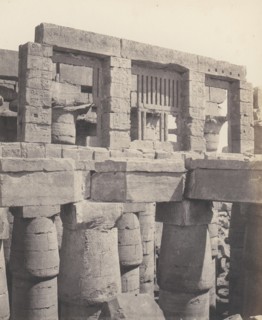 Karnak (Thèbes), Palais - Salle Hypostyle - Fenêtre et Chapiteaux des Galeries Latérales, 1851-52, printed 1853-54.