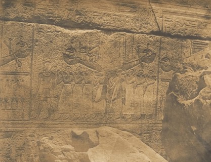 Sculptures extérieures du Sanctuaire de granit du Palais de Karnac (Thèbes) (Philippe-Aridée conduisant la Barc de Mauth), 1849-50.