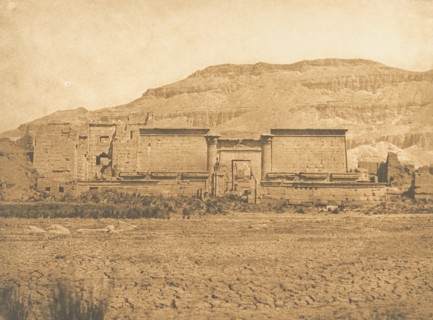 Vue générale de Médinet-habou, prise de l'Est (Thèbes), 1849-50.