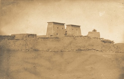 Vue des Pylones du Temple Khons et d'une partie du village de Karnac, 1849-50.