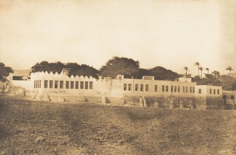 Vue du Divan et du Palais du Gouverneur, à Syout, 1849-50.