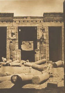 Piliers dans la cour du palais de Rhamsès-Meiamoun, à Médinet-habou (Thèbes), 1849-50.