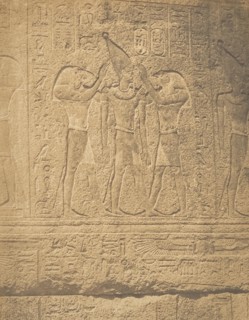 Sculptures extérieures du Santuaire de granit du palais de Karnac (Sacre de Philippe-Aridée par les Dieux Thot et Hor-hat), 1849-50.