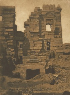 Façade latérale du Gynecée de Rhamsès-Meiamoun, Palais de Médinet-Habou, à Thèbes, 1849-50.