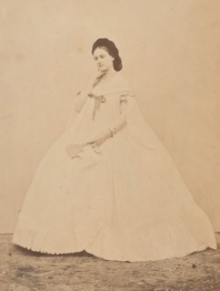 Le peignoir plissé (autre), 1860s.