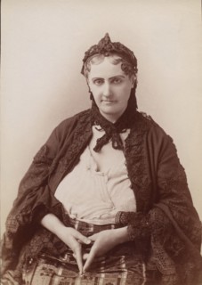 Ti-fille Brune, 1895.