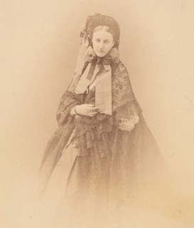 Le chapeau à bride, 1860s.