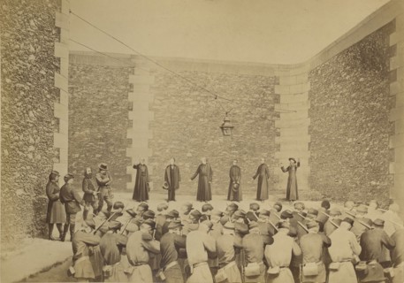 Exécution des otages, prison de la Roquette, le 24 mai 1871, 1870-71.