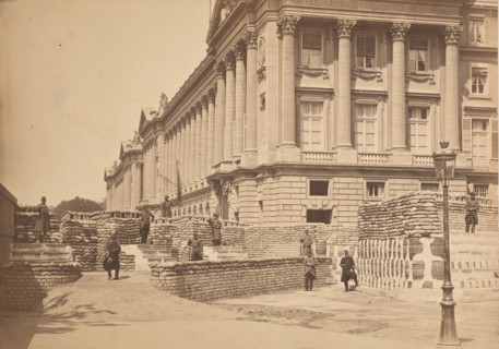 [Barricades pres de Ministere de la Marine et l'Hötel Crillon], 1871.