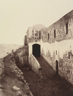 Entrée d'une caserne turque. C'est a cette porte que les pèlerins font les prières de la 1e Station. N'ayant pas la permission d'entrer dans la caserne, 1860 or later.