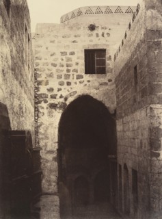 VIIe Station. Jésus tombe pour la seconde fois. Ancienne porte judiciaire, il s'y trouvait une colonne ou l'on exposait les condamnés; Elle éxiste encore cachée dans l'intérieur de la maison a gauche,...