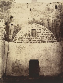 Ie Station. Jésus est condamné à mort. Une cour intérieure de la caserne turque où la tradition place l'endroit du prêtoire où Jésus fut jugé, 1860 or later.