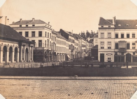 Vue de face du balcon avant l'entière construction de la place, 1854-56.