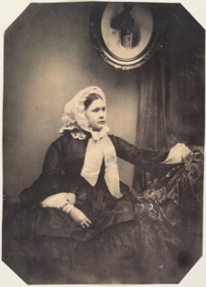 Mlle. Jeanne tellement tremblante que le photographe ne peut pas fixer les yeux, 1854-56.