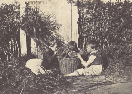 Trois jeunes enfants assis autour d'un panier, 1850-53.