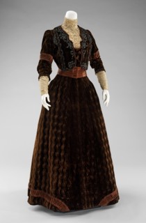 Dinner dress, French, 1900-1903.