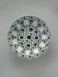 Footed Dish with Foliate Rim in Imitation of Chinese Porcelain