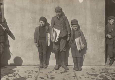 John Pento, 14 years old, Daniel and Angelo Pento, 7 years old, selling newspapers, Hartford, Connecticut, 3348.