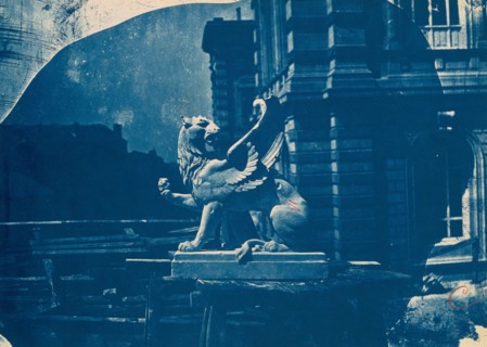 Sculpture de griffon sur un chantier à Marseille (Sculpture of a Griffin on a construction site in Marseille), c. 1866-1868.