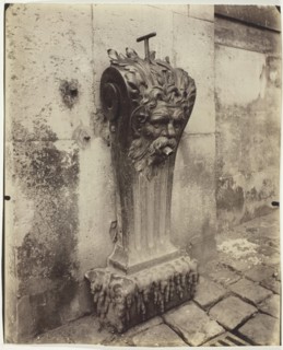 Versailles, Fontaine dans la Cour de Marbre, 1903. Creator: Eugene Atget.