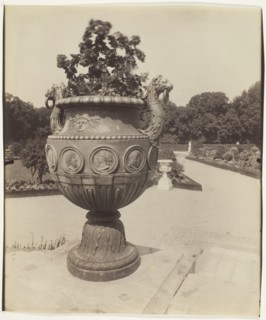 Versailles, Vase par Ballin, 1901. Creator: Eugene Atget.