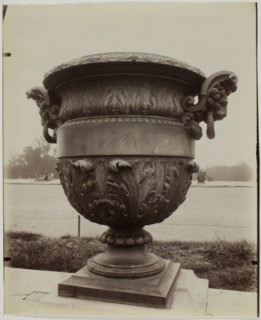 Versailles, Vase par Ballin, 1904. Creator: Eugene Atget.