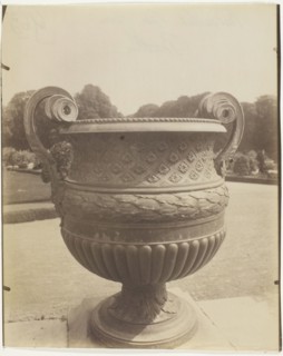 Versailles, Vase par Ballin, 1905. Creator: Eugene Atget.