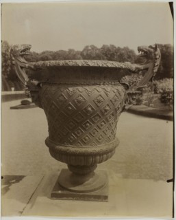 Versailles, Vase par Ballin, 1905. Creator: Eugene Atget.