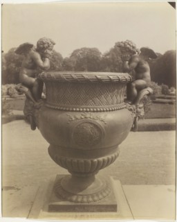 Versailles, Vase par Ballin, 1905. Creator: Eugene Atget.