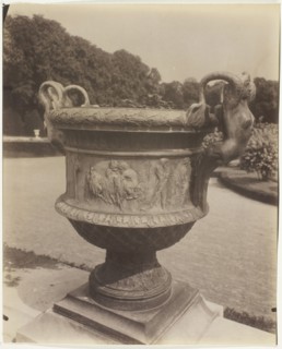 Versailles, Vase par Ballin, 1905. Creator: Eugene Atget.