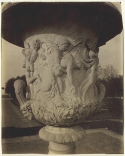Versailles, Vase par Cornu, 1904. Creator: Eugene Atget.