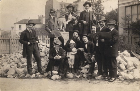 Artists in front of La Ruche, Montparnasse, 1914. Creator: Anonymous.