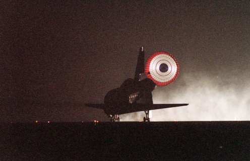 STS 106 Atlantis landing at Kennedy Space Center, Florida, USA, 2000.  Creator: NASA.