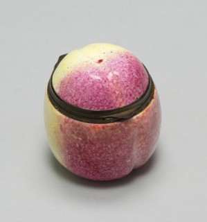 Bonbonnière in the form of an Apple, England, 1780/1800. Creator: Unknown.