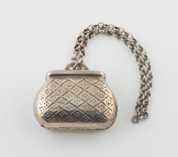 Purse-Shaped Vinaigrette, Birmingham, 1818/19. Creator: Joseph Willmore.