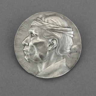 Chief Chief Tja-Yo-Ni, 1904. Profile medallion of a Native American man.