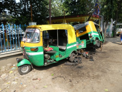 Tuk Tuk roadside repairs, India.