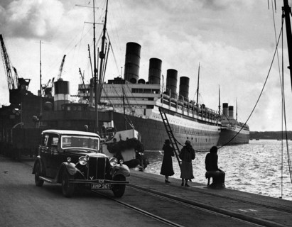 1935 Daimler Light 15 with the liner Aquitania at Southampton docks, Hampshire. Creator: Unknown.